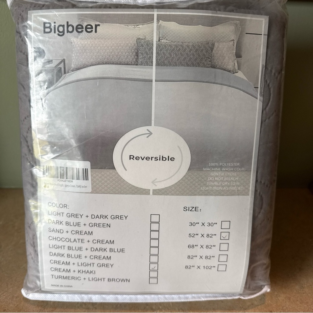 52 x 82 100% polyester reversible Waterproof sofa cover. Cream/Light Gray. NEW